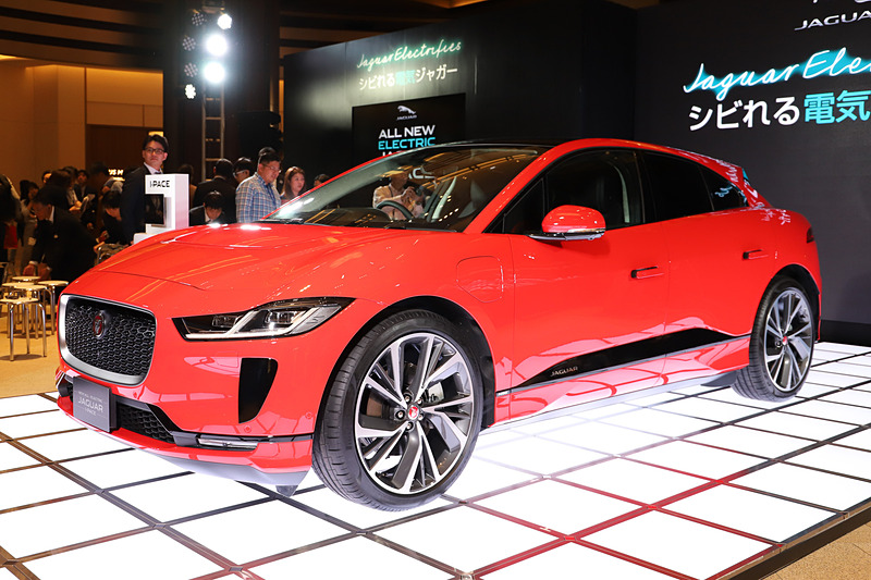 SUVタイプのEVとなるI-PACEのボディサイズは4682×2011×1565mm（全長×全幅×全高。全幅はミラーを除く）で、ホイールベースは2990mm（数値は欧州仕様参考値）。90kWhのバッテリーを搭載し、フロントとリアに最高出力294kW（400PS）を発生する永久磁石の同期式電動モーターを備え4輪を駆動する