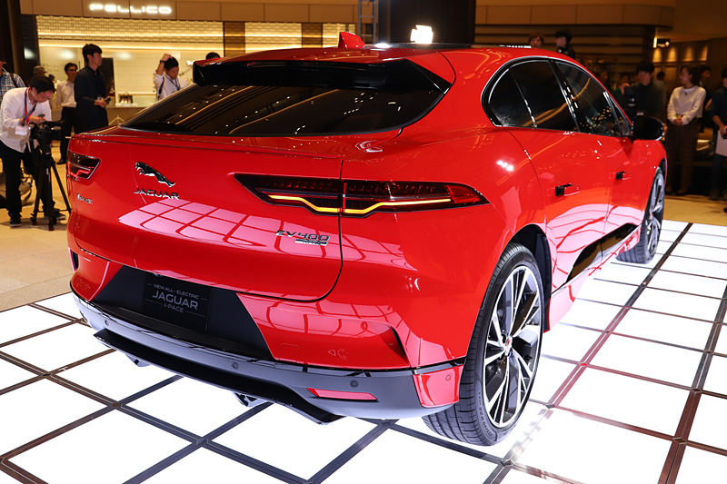 SUVタイプのEVとなるI-PACEのボディサイズは4682×2011×1565mm（全長×全幅×全高。全幅はミラーを除く）で、ホイールベースは2990mm（数値は欧州仕様参考値）。90kWhのバッテリーを搭載し、フロントとリアに最高出力294kW（400PS）を発生する永久磁石の同期式電動モーターを備え4輪を駆動する