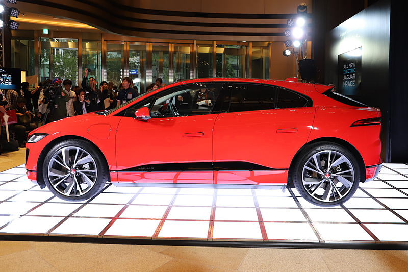 SUVタイプのEVとなるI-PACEのボディサイズは4682×2011×1565mm（全長×全幅×全高。全幅はミラーを除く）で、ホイールベースは2990mm（数値は欧州仕様参考値）。90kWhのバッテリーを搭載し、フロントとリアに最高出力294kW（400PS）を発生する永久磁石の同期式電動モーターを備え4輪を駆動する