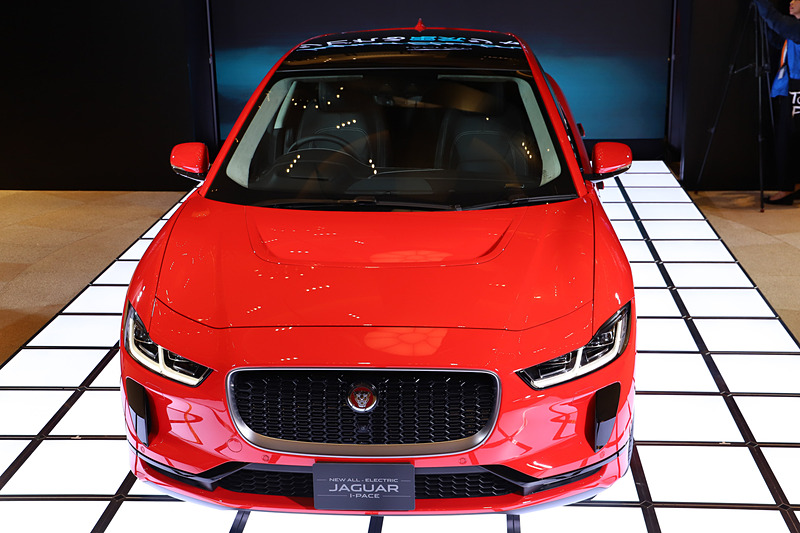 撮影車両は「パノラミックルーフ」を装着する「ファーストエディション」（1312万円）