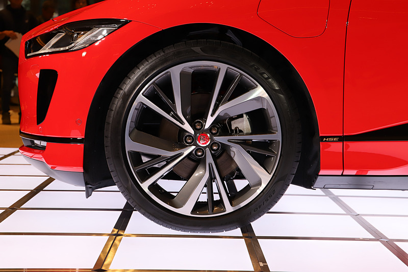 ホイールは9種類あるデザインのうち、「22インチ5スプリットスポーク スタイル5056アロイホイール」をオプションで装着。タイヤサイズは255/40 R22