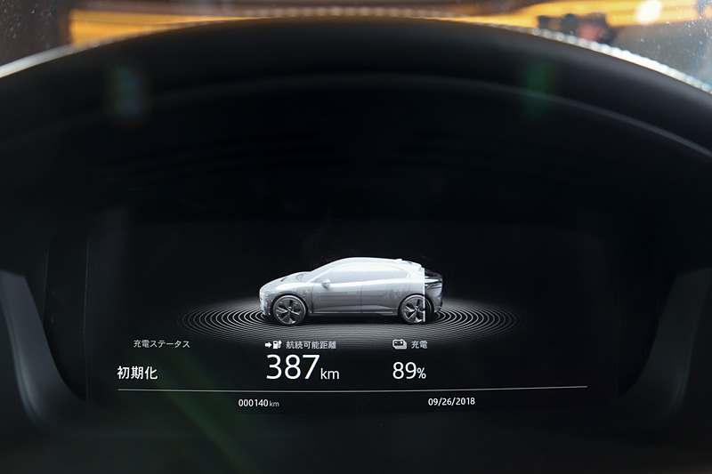 12.3インチのインタラクティブドライバーディスプレイを装着。車両の充電量や航続可能距離などの情報が確認できる