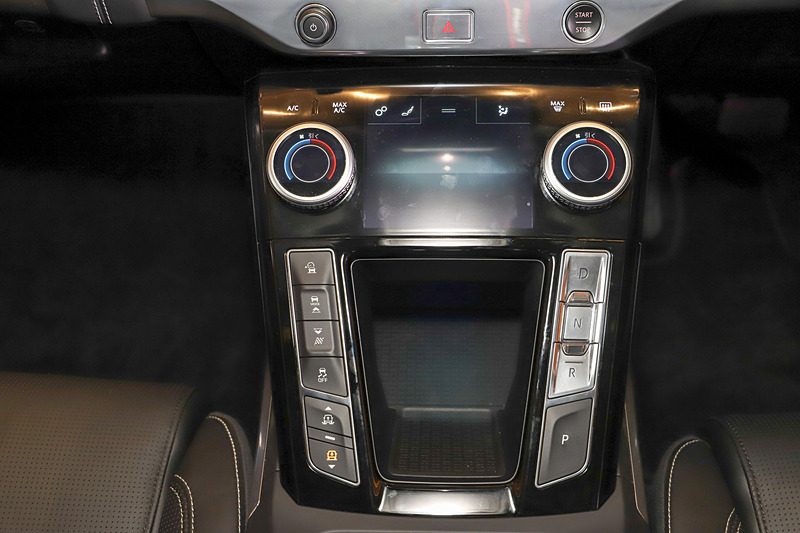 シフトはボタン式。上部のエアコンダイアルの間には5インチのタッチプロスクリーンを配置