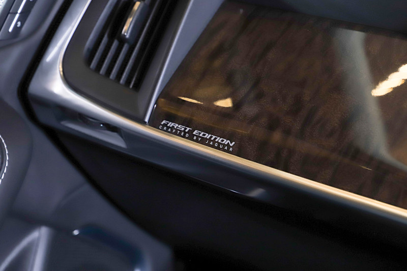 助手席側のパネルにはFirst Editionのロゴが入る