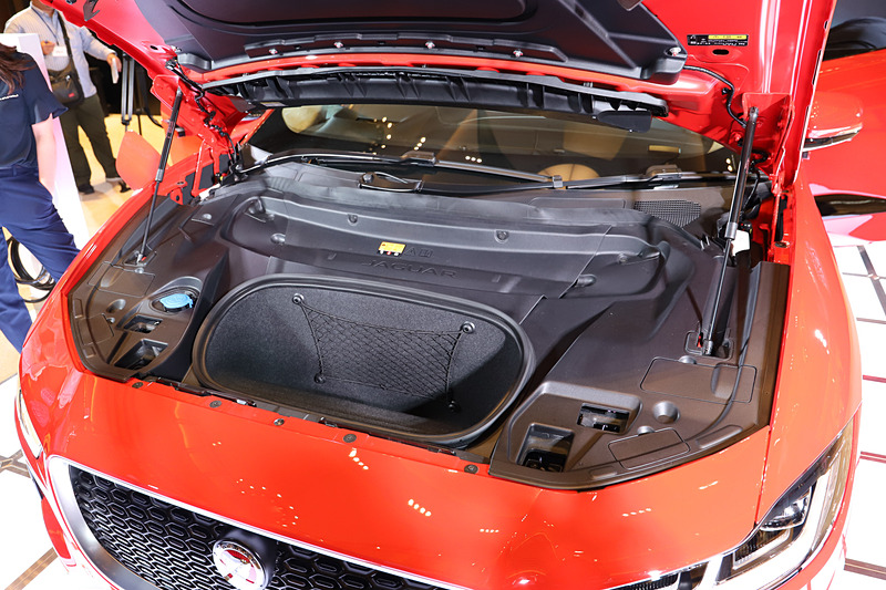 ボンネット下には「フルート」と呼ばれる27Lの収納スペースが配される