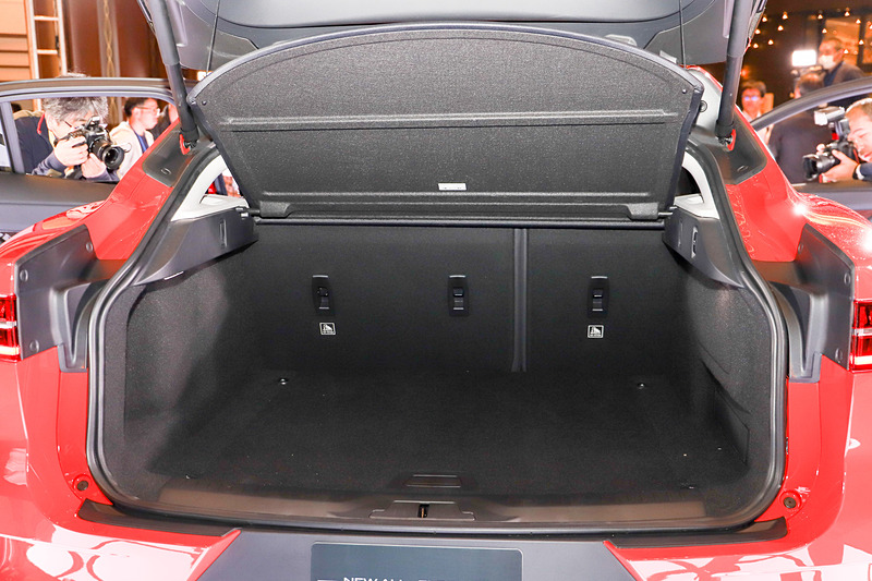 ラゲッジルームはリアシートを立てた状態だと656L。すべて倒すと1453Lまで拡大可能