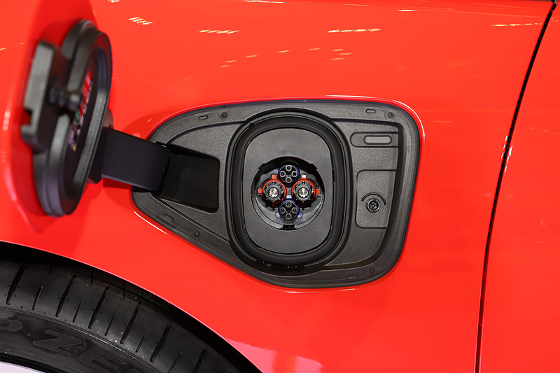 助手席側フロントフェンダー部にはCHAdeMO規格の充電ポート