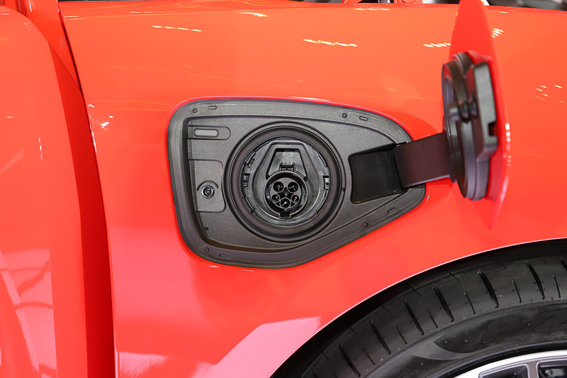 運転席側フロントフェンダー部には普通充電の充電ポート