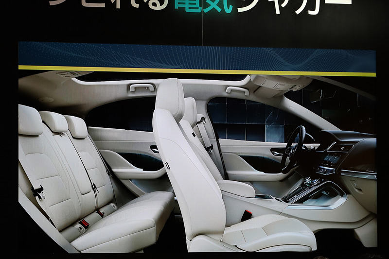 EVならではのフラットな床と長いホイールベースでゆとりのある空間とした