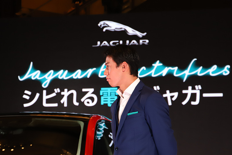 “シビれる“をキーワードにしたトークショーでは、錦織選手が「小さい頃、海に行ったときにクラゲに刺されて本当にシビれたこともある（笑）」と話すなど、和気あいあいと進行した