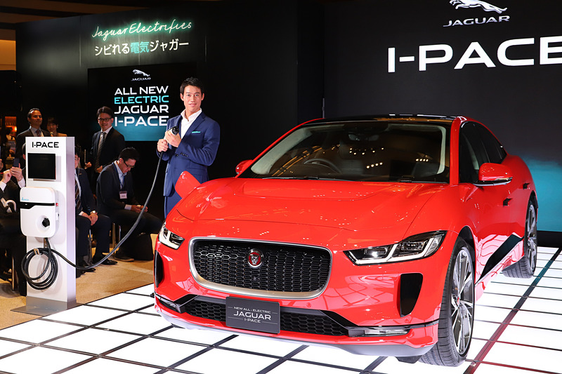 トークショーの後に行なわれたフォトセッションでは、充電ケーブルを持ってお茶目にポーズする場面もあった