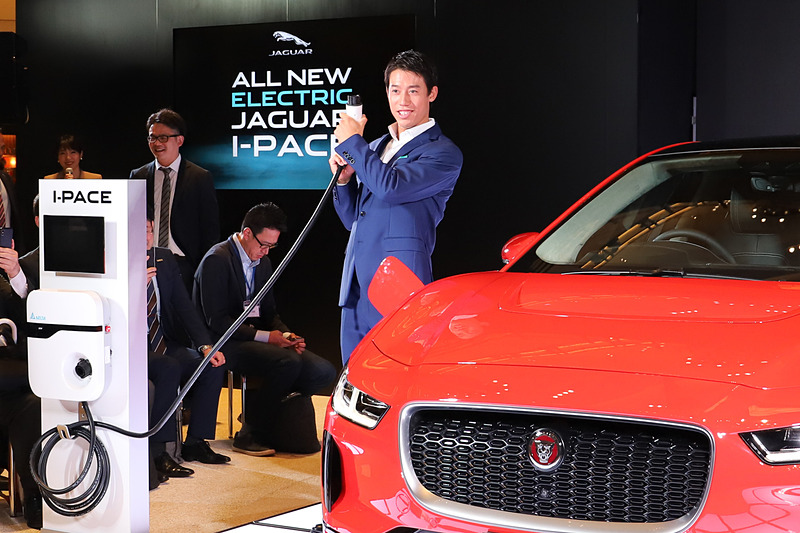 トークショーの後に行なわれたフォトセッションでは、充電ケーブルを持ってお茶目にポーズする場面もあった