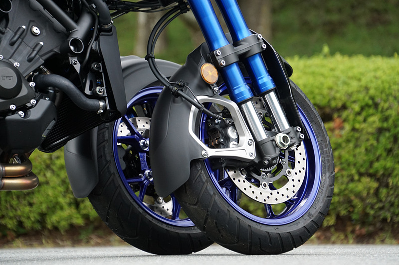 フロント2輪のタイヤサイズは120/70 R15