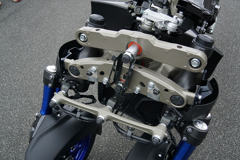 リーン（傾き）軸と操舵軸をオフセットするオフセットジョイントを採用する新ステアリング機構「LMWアッカーマン・ジオメトリ」