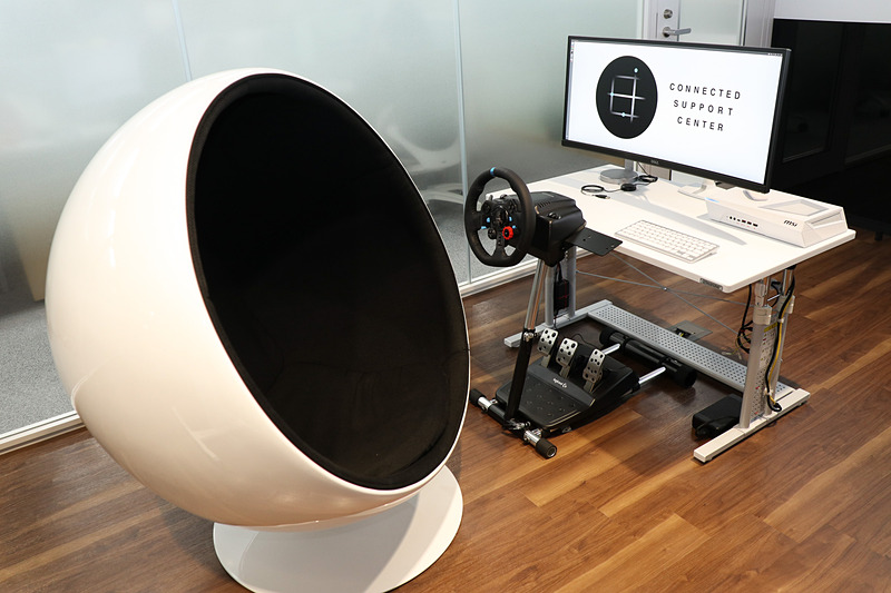 オペレーターなどが遠隔地にある自動運転車との対応に集中できるよう、半球型の特殊なシートが採用されている。トラブルが発生した車両の遠隔運転には、ゲーム用のステアリングコントローラーを利用する