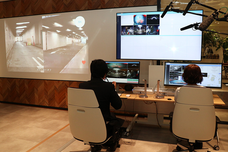 開所式の会場に特設されたコネクテッドサポートセンター。左側にあるスクリーンに映っているのは、自動運転車の状況が会場の報道陣に分かりやすいように用意された現地の映像