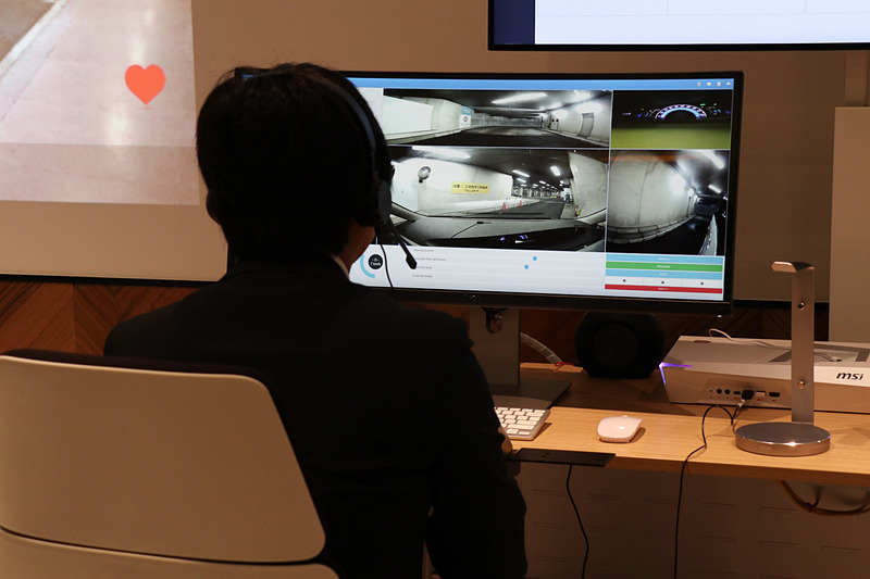 自動運転車が走行を開始してデモがスタート。当初は順調に走り続け、エントランスで乗客を乗せる