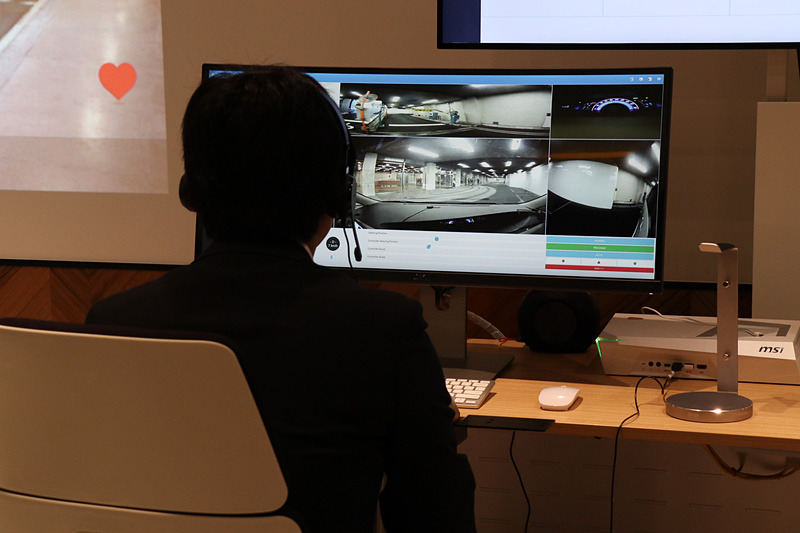 自動運転車が走行を開始してデモがスタート。当初は順調に走り続け、エントランスで乗客を乗せる