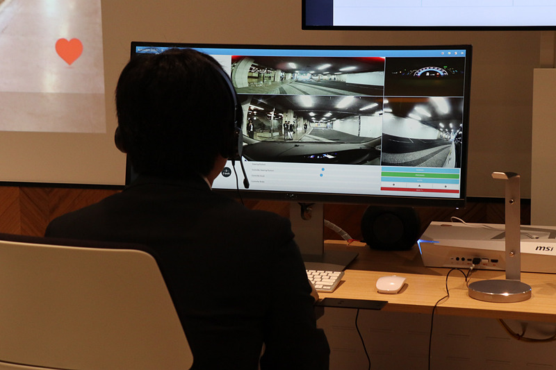 自動運転車が走行を開始してデモがスタート。当初は順調に走り続け、エントランスで乗客を乗せる