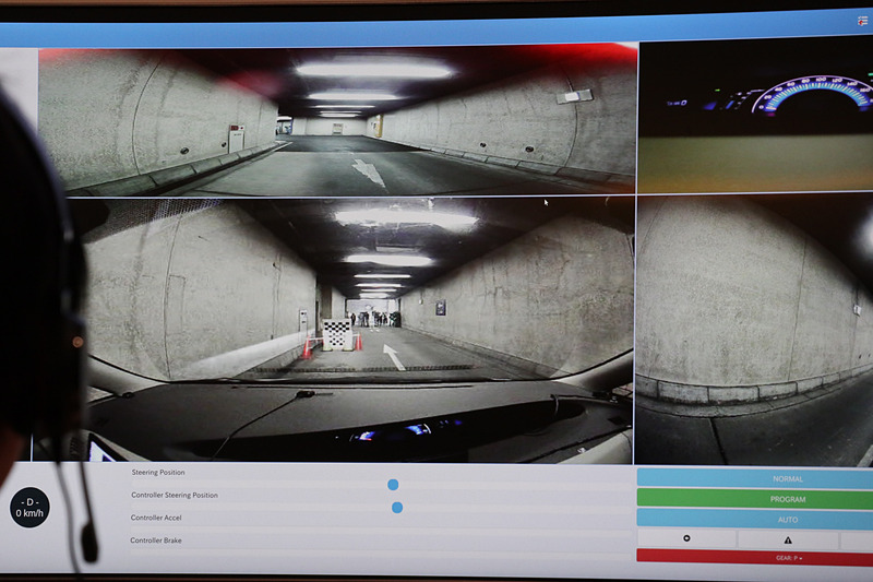 「前方の車両が事故で停車」という想定で、ターゲットパネルに接近したところで自動運転車が停止