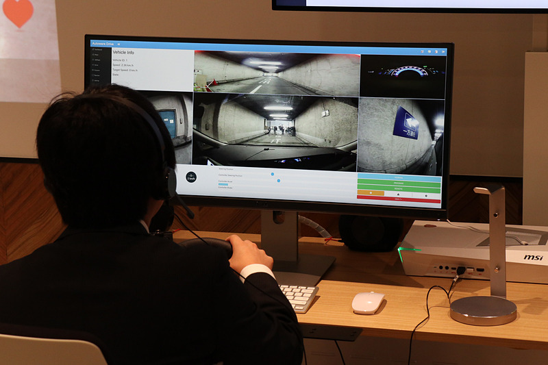 対応不能になってしまった自動運転車に替わり、遠隔運転担当者が事故車両（ターゲットパネル）を回避