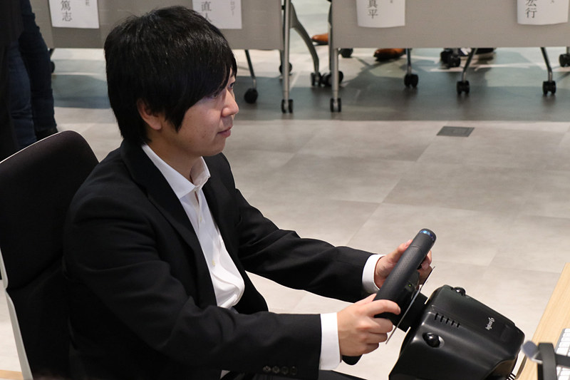 対応不能になってしまった自動運転車に替わり、遠隔運転担当者が事故車両（ターゲットパネル）を回避