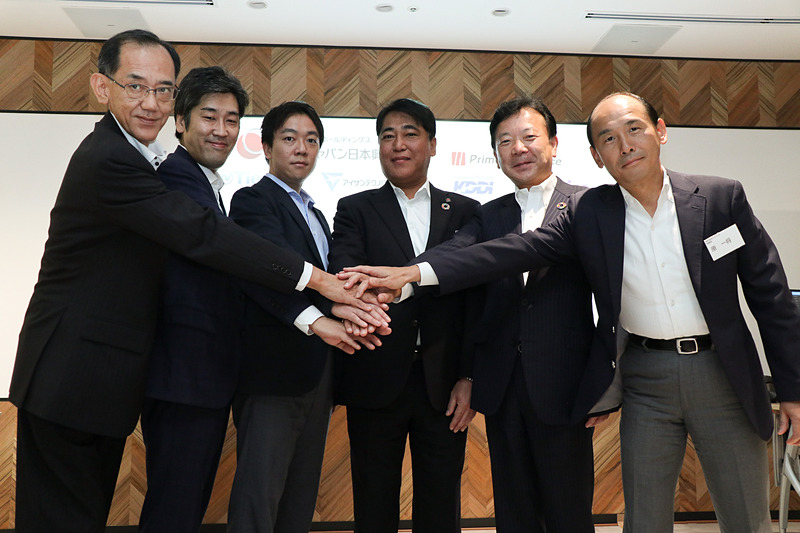 コネクテッドサポートセンター開所式に参加した6社の代表。左からKDDI株式会社 執行役員常務 赤木篤志氏、アイサンテクノロジー株式会社 取締役 佐藤直人氏、ティアフォー 取締役CTO 加藤真平氏、損害保険ジャパン日本興亜株式会社 取締役専務執行役員 飯豊聡氏、株式会社プライムアシスタンス 代表取締役社長 德岡宏行氏、株式会社マクニカ 取締役 原一将氏
