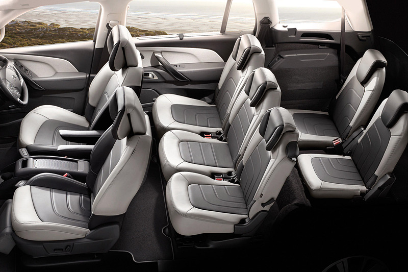 2列目シートはベンチタイプではなく、3人分のセパレートシートとなる