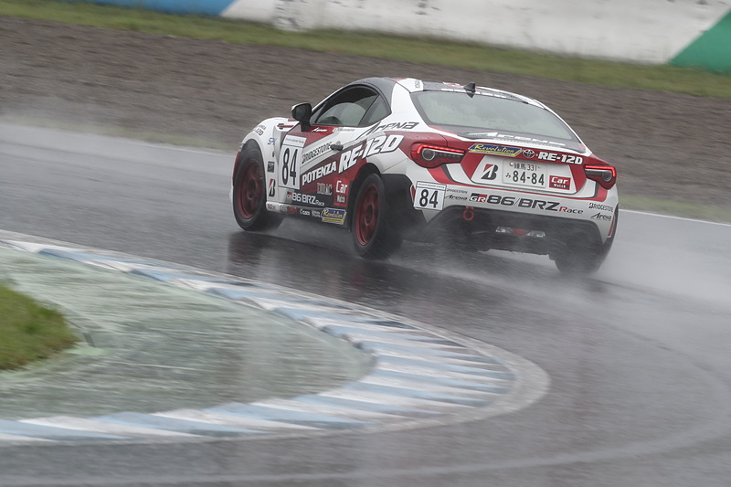 ウエットコンディションで練習走行を重ねる筆者の84号車