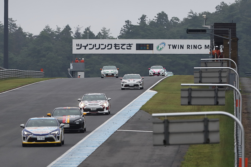 アタックラップ中にスロー走行する2台に引っかかってしまった