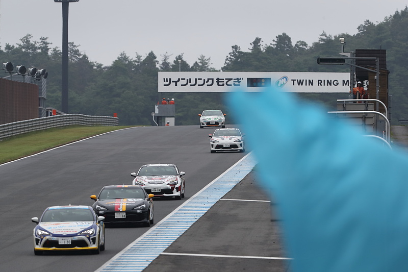 アタックラップ中にスロー走行する2台に引っかかってしまった