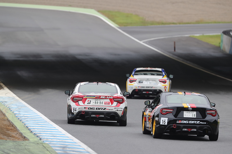 アタックラップ中にスロー走行する2台に引っかかってしまった