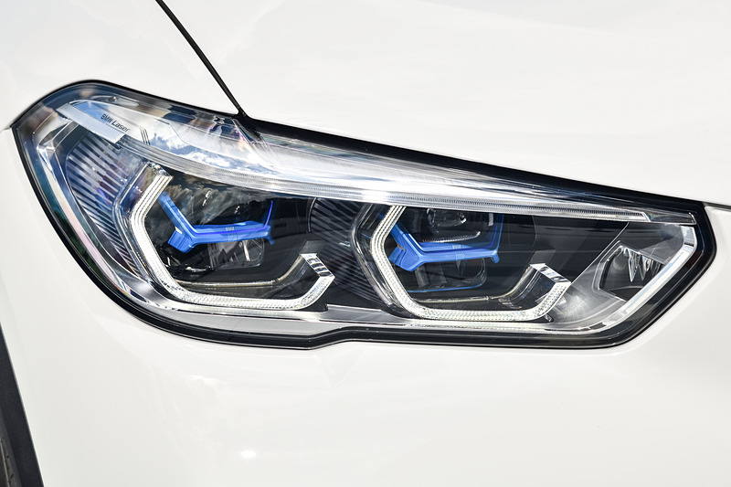 新型X5は一体式のフレームで囲まれた大きなキドニーグリルを採用するとともに、LEDヘッドライトなどを標準装備。アロイホイールは18インチが標準になるが、M Sport モデルではダブルスポークデザインの20インチMアロイホイールを装備