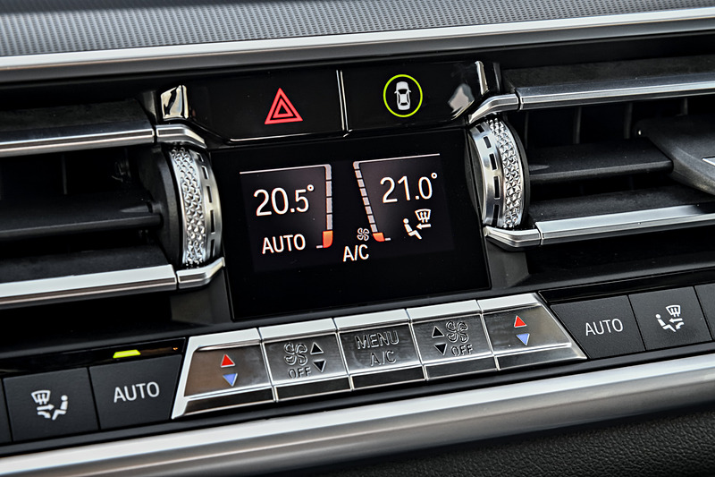 装備面では先代モデル比で採光面積を約30％拡大したというパノラマガラスサンルーフ、8つのアロマバリエーションでインテリアの空気をイオン化し、芳香効果をもたらす「アンビエント・エア・パッケージ」、サーモカップホルダーなど、さまざまな新装備が与えられる