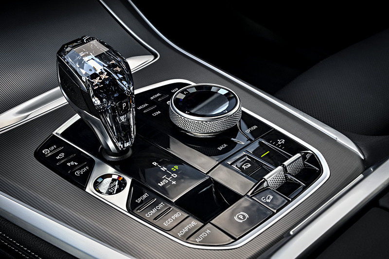 装備面では先代モデル比で採光面積を約30％拡大したというパノラマガラスサンルーフ、8つのアロマバリエーションでインテリアの空気をイオン化し、芳香効果をもたらす「アンビエント・エア・パッケージ」、サーモカップホルダーなど、さまざまな新装備が与えられる