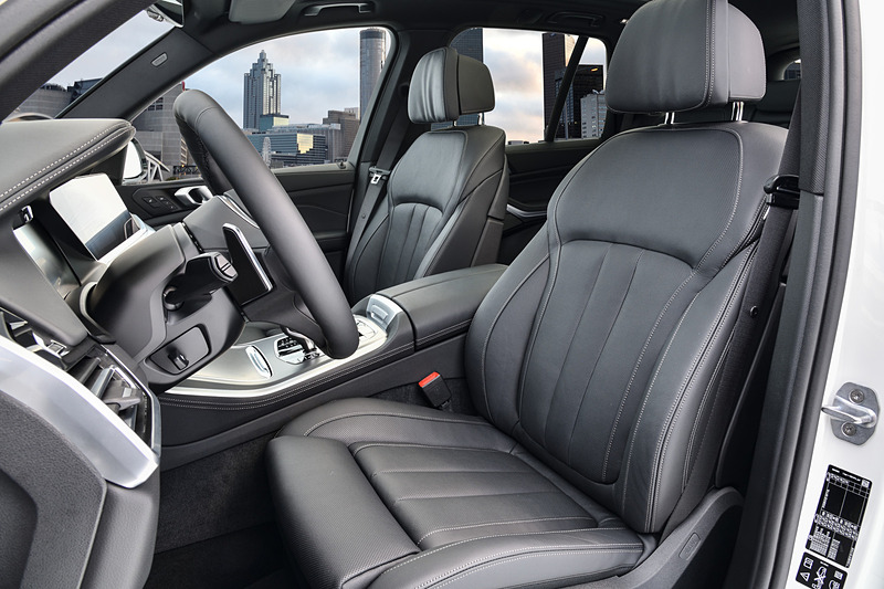 新型X5では高めのシートポジションやドライバー重視のコクピットレイアウト、操作系の新しいデザインにより、運転時の操作性を向上。ヒーター付き電動調節式スポーツシートが標準装備されるが、オプションで運転席/助手席にマッサージ機能とシートベンチレーションが付いたマルチ・ファンクション・シートも用意