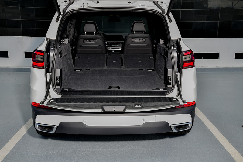 ラゲッジ容量は645Lで、40：20：40分割可倒式のリアシートを倒すと1860Lまで拡大できる。オプションで3列シートレイアウトを選択することもできる