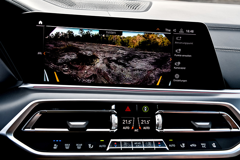 新型X5のコクピットでは、12.3インチの高解像度メーターパネルと、同じく12.3インチの大画面コントロール・ディスプレイを採用