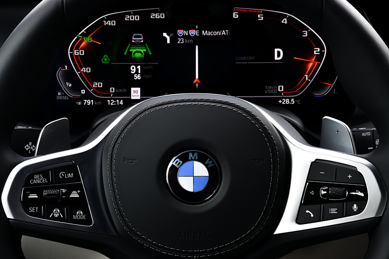 新型X5のコクピットでは、12.3インチの高解像度メーターパネルと、同じく12.3インチの大画面コントロール・ディスプレイを採用