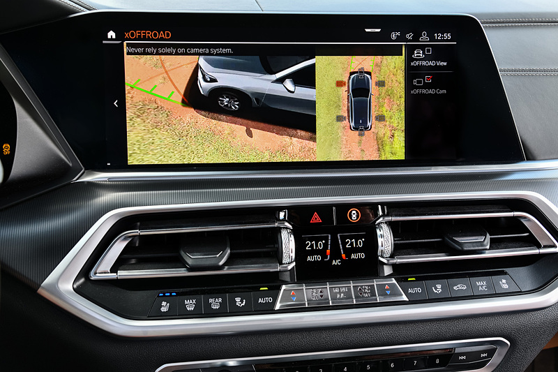 新型X5のコクピットでは、12.3インチの高解像度メーターパネルと、同じく12.3インチの大画面コントロール・ディスプレイを採用