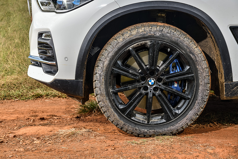 新型X5は一体式のフレームで囲まれた大きなキドニーグリルを採用するとともに、LEDヘッドライトなどを標準装備。アロイホイールは18インチが標準になるが、M Sport モデルではダブルスポークデザインの20インチMアロイホイールを装備