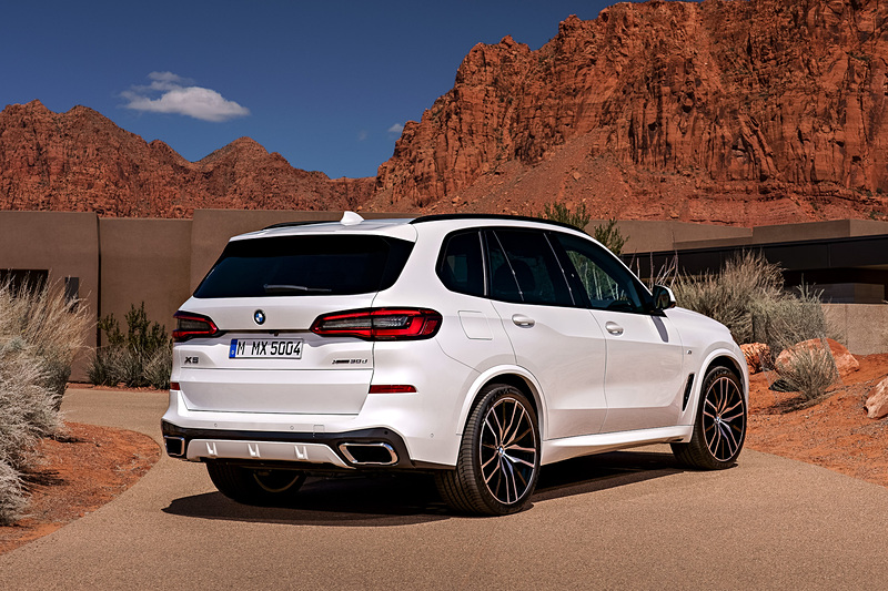 今回試乗したのは、米国サウスカロライナ州スパータンバーグ工場で生産される新型「X5」（第4世代）。ボディサイズは4922×2004×1745mm（全長×全幅×全高）、ホイールベースは2975mm。先代モデルから36mm長く、66mm広く、19mm高いスリーサイズになった
