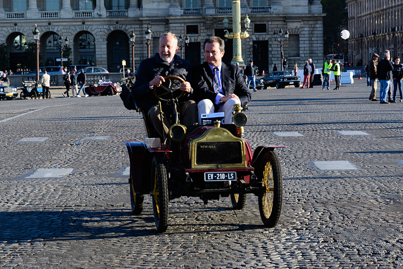 コンコルド広場のロータリーでは、数多くのクラシックカーがテスト走行をしていた