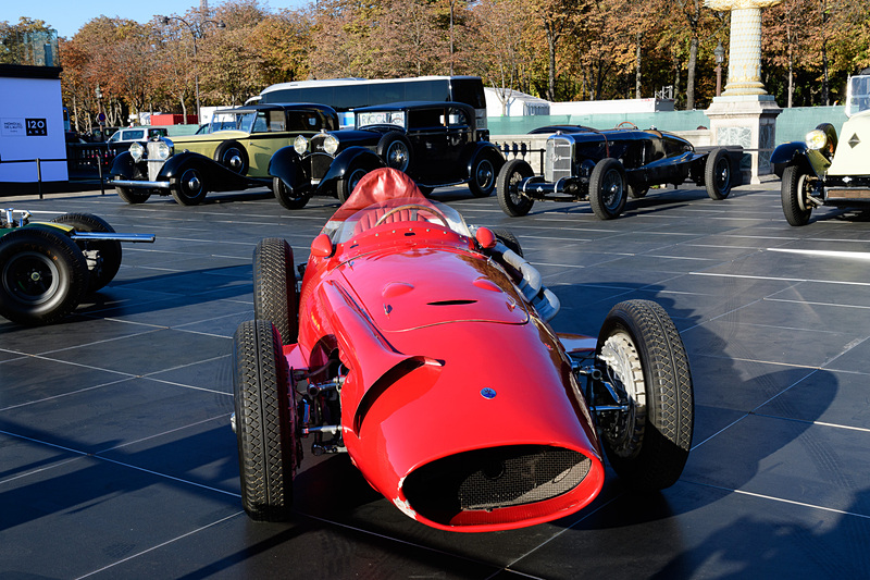 一般的なクルマからレーシングカー、そして働くクルマなどが展示されていた