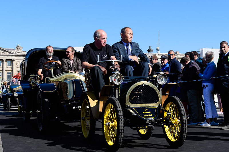 ルノーチームのパレードの先頭に立つルノー 1号車。助手席に座るのは、パリモーターショー代表者 ジャン＝クロード・ジロ氏