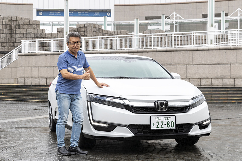 試乗車の「クラリティ PHEV」と筆者。クラリティ PHEVはEXのみのグレード展開で、価格は588万600円