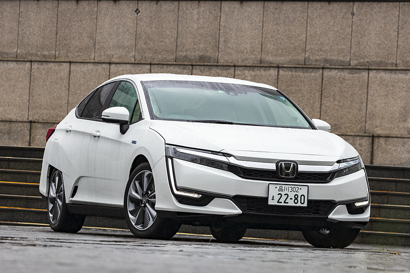 ボディサイズは4915×1875×1480mm（全長×全幅×全高）でホイールベースは2750mm。車両重量は1850kg。ボディカラーは写真の「プラチナホワイト・パール」など計6種類