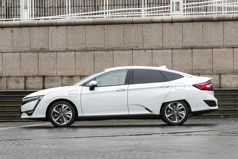 ボディサイズは4915×1875×1480mm（全長×全幅×全高）でホイールベースは2750mm。車両重量は1850kg。ボディカラーは写真の「プラチナホワイト・パール」など計6種類