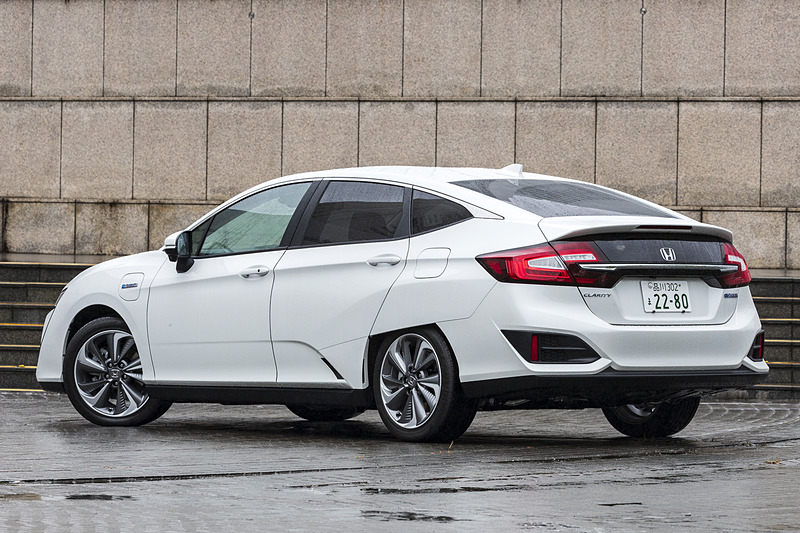 ボディサイズは4915×1875×1480mm（全長×全幅×全高）でホイールベースは2750mm。車両重量は1850kg。ボディカラーは写真の「プラチナホワイト・パール」など計6種類