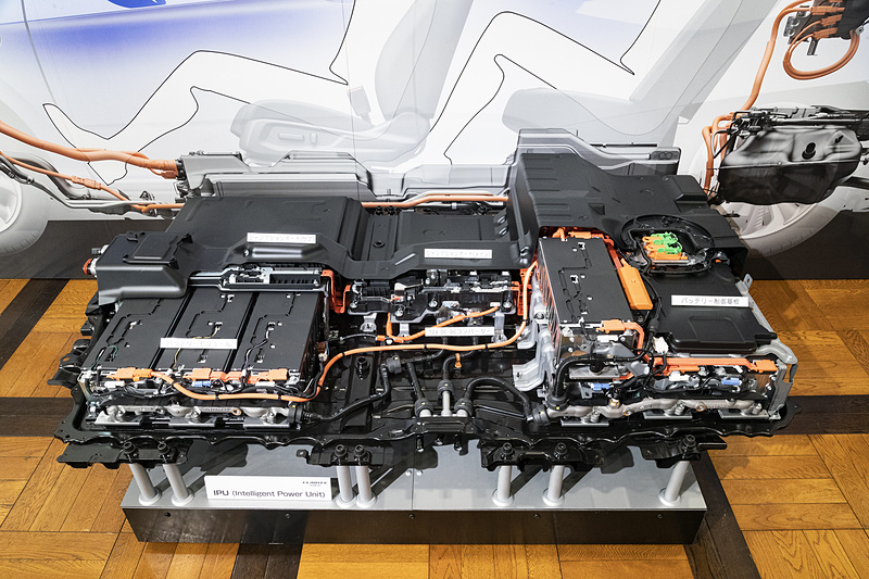 前後席の下にレイアウトされるIPU。安全性を確保するため高い剛性が与えられており、ボディ剛性を高める効果も発揮する